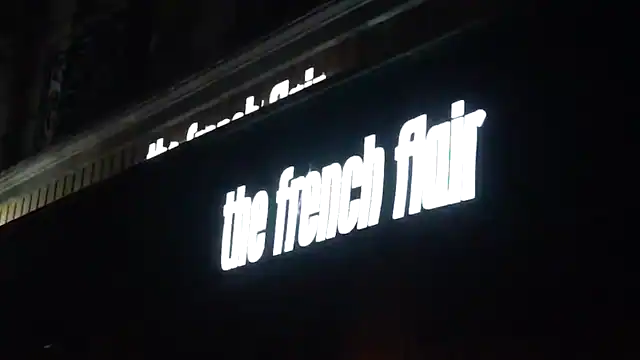 Ambiance du bar The French Flair à Pigalle un soir de fête